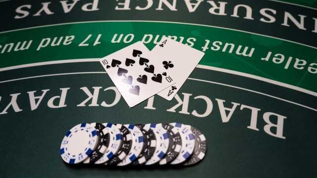 Cược thủ tham gia chơi game và rút thưởng